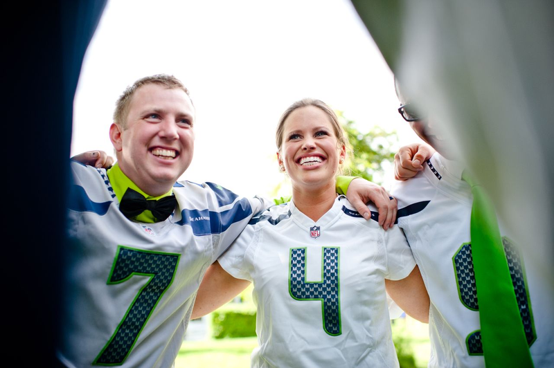 Illustration for article titled This Is What A Seahawks-Themed Wedding Looks Like